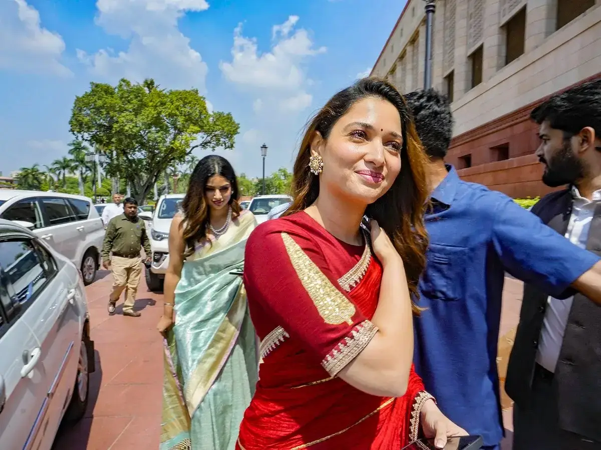 INDIAN ACTRESS TAMANNAAH BHATIA IMAGES IN TRADITIONAL RED SAREE 3